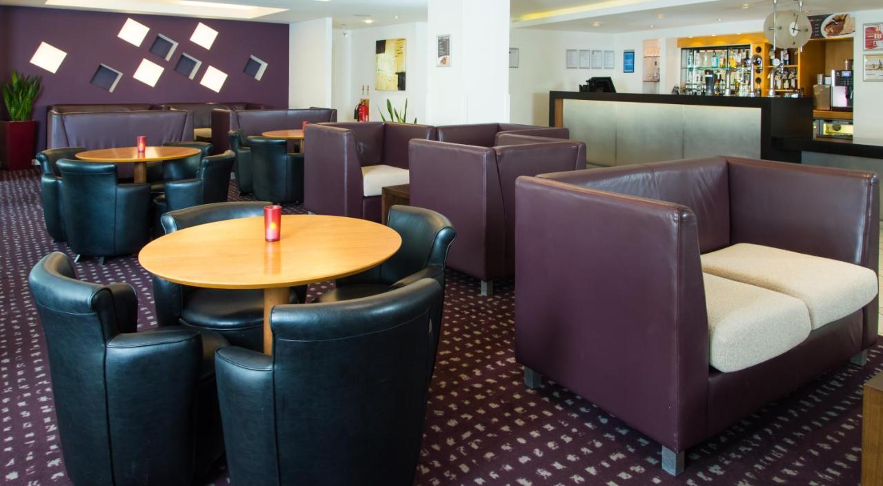 Holiday Inn Express Hemel Hempstead, An Ihg Hotel Экстерьер фото