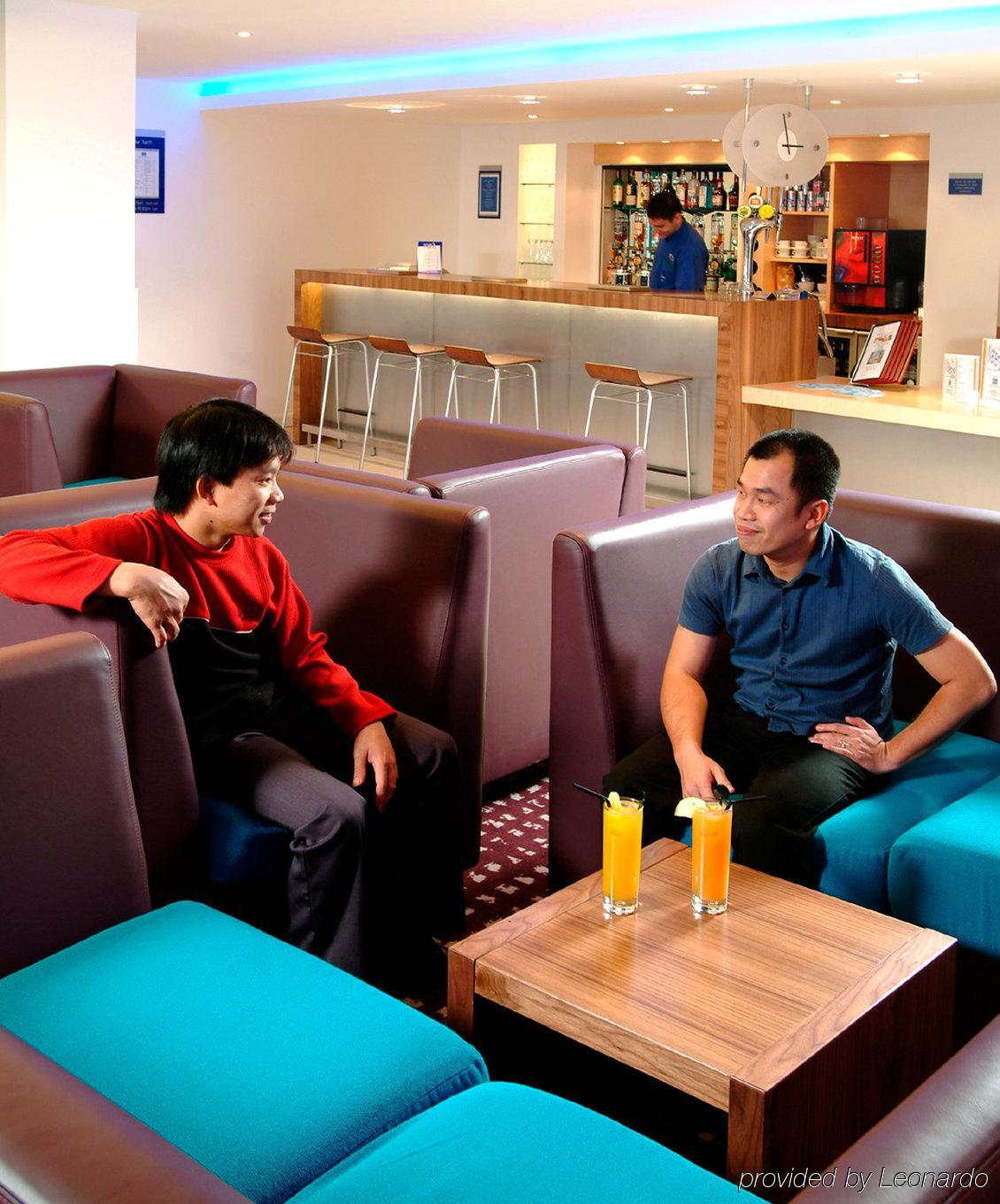 Holiday Inn Express Hemel Hempstead, An Ihg Hotel Ресторан фото