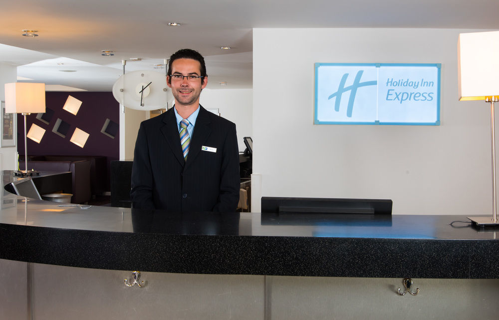 Holiday Inn Express Hemel Hempstead, An Ihg Hotel Экстерьер фото