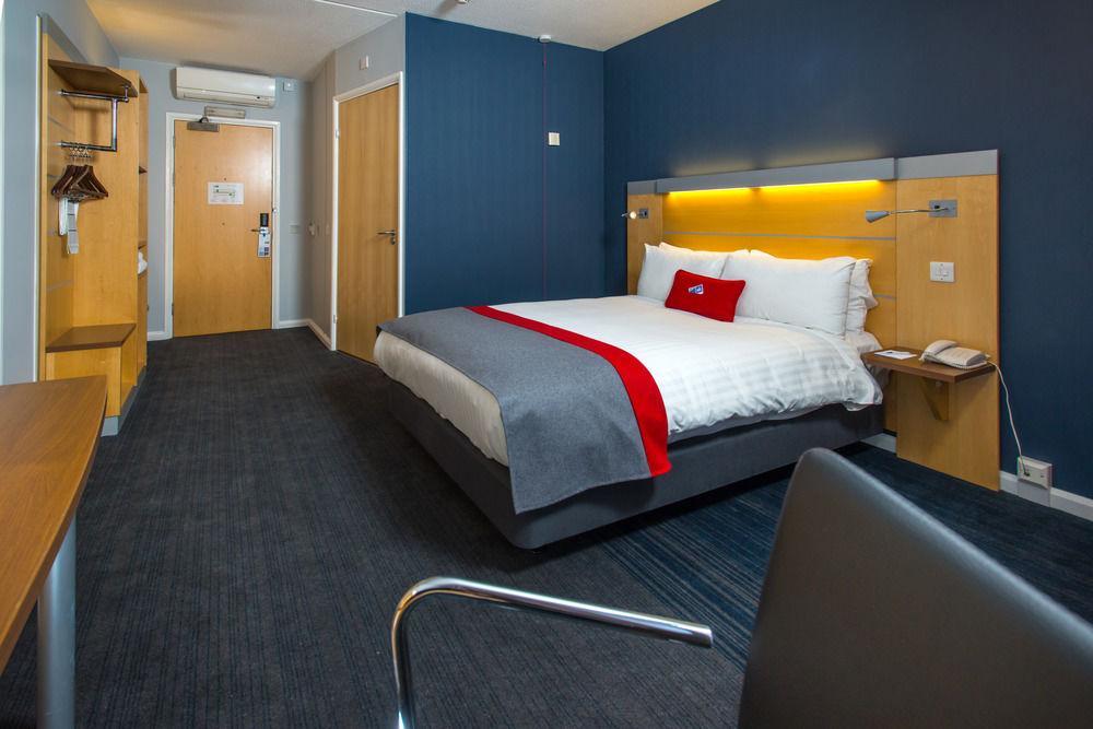 Holiday Inn Express Hemel Hempstead, An Ihg Hotel Экстерьер фото