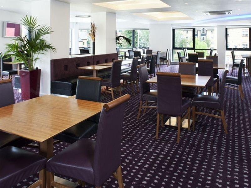 Holiday Inn Express Hemel Hempstead, An Ihg Hotel Экстерьер фото