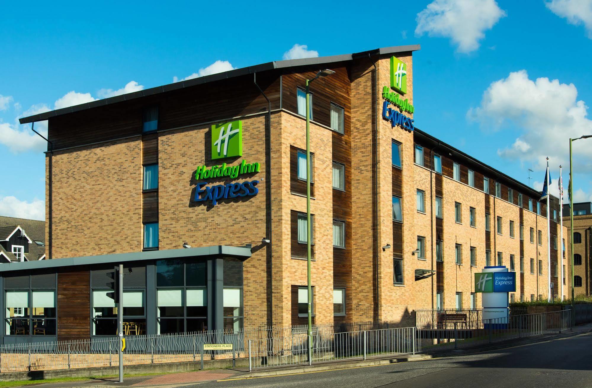 Holiday Inn Express Hemel Hempstead, An Ihg Hotel Экстерьер фото